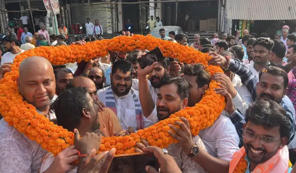 जन्मस्थली पहुंचे डॉ. मिथिलेश त्रिपाठी, रामनगर में जेसीबी से हुई पुष्पवर्षा